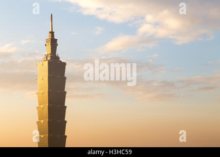 Taipeh, Taiwan - 5. Januar 2015: Nahaufnahme von Taipei 101 Tower Sonnenuntergang Stockfoto