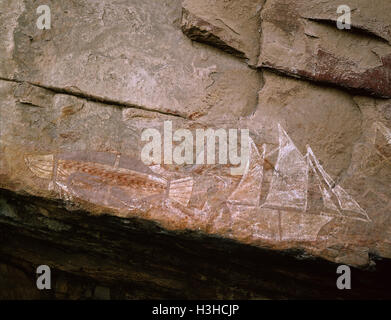 Felsmalereien der Aborigines in X-ray-Stil und eine neuere Malerei eines Europäischen Segelschiff, in der nanguluwur Rock Art Site Stockfoto