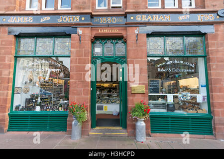 James und John Graham traditionellen Lebensmittelhändler Shop, Penrith, Cumbria, England, UK Stockfoto