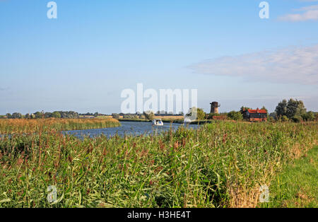 Ein Blick auf den Fluss Bure auf den Norfolk Broads in Clippesby, Norfolk, England, Vereinigtes Königreich. Stockfoto