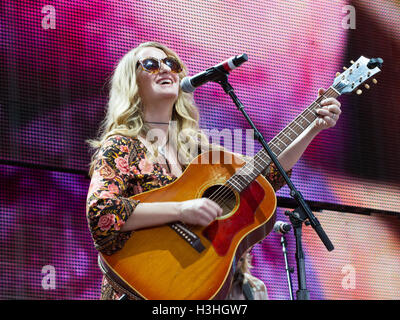 Margo Price führt bei der 2016 Farm Aid Jeffy Lube Live in Bristow, VA 17. September 2016 Stockfoto