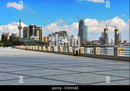 BAKU, Aserbaidschan - 25 SEPTEMBER: Blick auf Küste von Baku Innenstadt auf 25. September 2016. Stockfoto