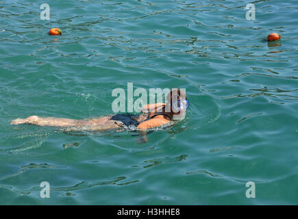 Hohen Winkel Blick auf pralle Reife Frau mit Maske Schwimmen, Schwimmen im hellen Meerwasser. Stockfoto