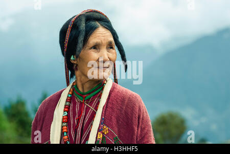 Frau des Stammes Monpa Besuch eines buddhistischen Festivals tragen traditionelle Kleidung und Halsketten. Stockfoto