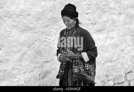 Frau des Stammes Monpa Besuch eines buddhistischen Festivals tragen traditionelle Kleidung und Halsketten. Stockfoto