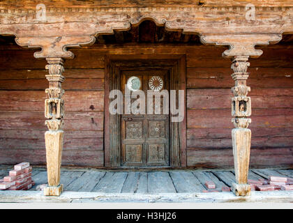 18. Jahrhundert Tür aus Mexiko auf dem Display außerhalb im Museum der spanischen kolonialen Art in Santa Fe, New Mexico, USA. Stockfoto