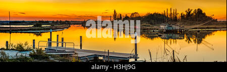 Sonnenuntergang am Angeln Trabuchet in Lagune in Italien Stockfoto