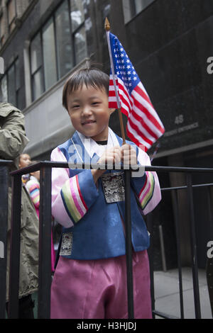 36. jährliche koreanischen Tagesparade & Festival in der 6th Avenue in New York City. Glücklich Koren American Boy in der parade Stockfoto