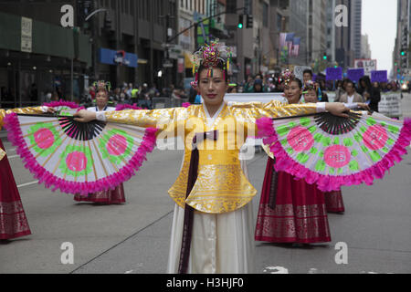 36. jährliche Koreanisch Day Parade & Festival in der 6th Avenue in New York City. Fan-Tänzer, traditionelle koreanische Tanzform bei der Parade auf der 6th Avenue in Manhattan, NYC durchgeführt. Stockfoto