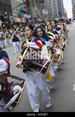 36. jährliche Koreanisch Day Parade & Festival in der 6th Avenue in New York City. Traditionsl koreanischen Trommler durchführen auf der 6th Avenue an der Parade mit Sanduhr Trommeln (Janggu) Stockfoto