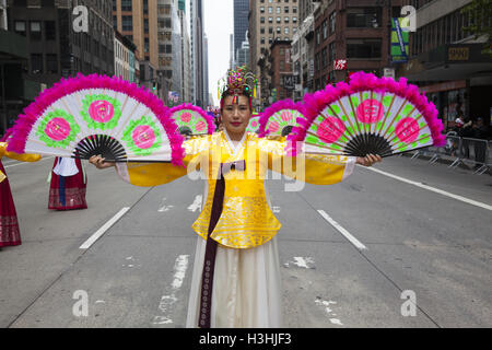 36. jährliche Koreanisch Day Parade & Festival in der 6th Avenue in New York City. Fan-Tänzer, traditionelle koreanische Tanzform bei der Parade auf der 6th Avenue in Manhattan, NYC durchgeführt. Stockfoto