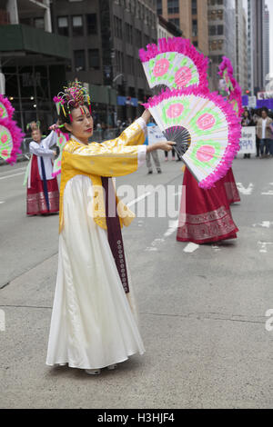 36. jährliche Koreanisch Day Parade & Festival in der 6th Avenue in New York City. Fan-Tänzer, traditionelle koreanische Tanzform bei der Parade auf der 6th Avenue in Manhattan, NYC durchgeführt. Stockfoto