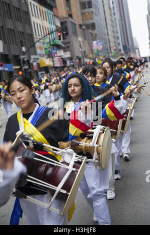 36. jährliche Koreanisch Day Parade & Festival in der 6th Avenue in New York City. Traditionsl koreanischen Trommler durchführen auf der 6th Avenue an der Parade mit Sanduhr Trommeln (Janggu) Stockfoto