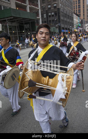 36. jährliche Koreanisch Day Parade & Festival in der 6th Avenue in New York City. Traditionsl koreanischen Trommler durchführen auf der 6th Avenue an der Parade mit Sanduhr Trommeln (Janggu) Stockfoto