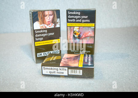Einige der ersten UK standardisiert (einfarbig) Schachteln Zigaretten in Geschäften angezeigt werden Stockfoto