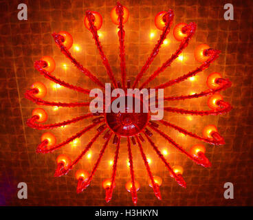 Rote Lampe bei vorhandenem Licht Stockfoto