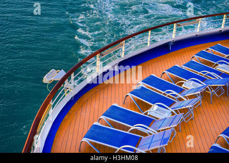 Blaue Sonnenliegen auf dem Deck eines Kreuzfahrtschiffes Stockfoto