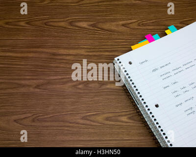 Spanisch; Erlernen der neuen Sprache schreiben der Wörter auf dem Notebook Stockfoto