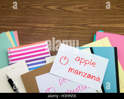 Spanisch; Erlernen der neuen Sprache schreiben der Wörter auf dem Notebook Stockfoto
