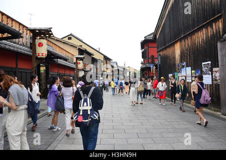Japanische Leute und Reisende Ausländer in Umgebung von Gion ist Hanami-Koji Straße vom Shijo Avenue zum Kenninji-Tempel in Gio Stockfoto