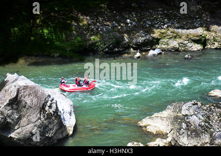 Japaner und Reisende Ausländer Tour rafting aufblasbaren Gummi Boot am Fluss Hozugawa zwischen Arashiyama und Kameoka o Stockfoto