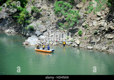 Japaner und Reisende Ausländer Tour rafting aufblasbaren Gummi Boot am Fluss Hozugawa zwischen Arashiyama und Kameoka o Stockfoto