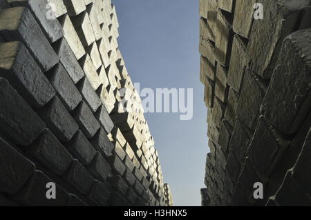 Viele der primären Aluminium-Barren mit blauem Himmelshintergrund. Stockfoto