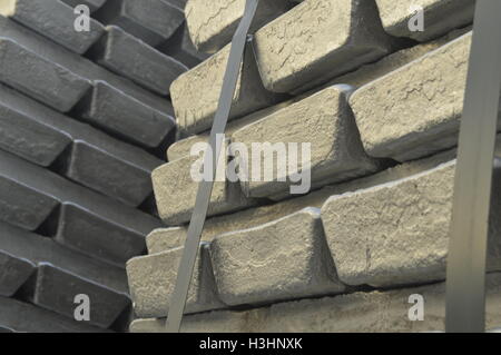 Viele der primären Aluminium-Barren mit blauem Himmelshintergrund. Stockfoto