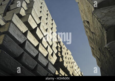 Viele der primären Aluminium-Barren mit blauem Himmelshintergrund. Stockfoto