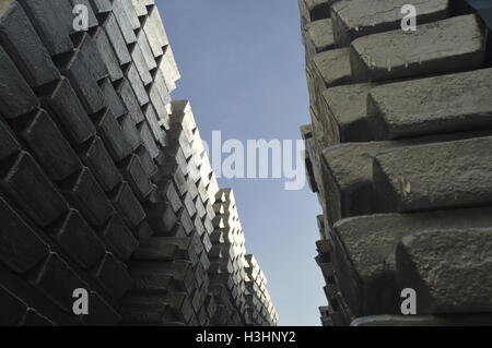 Viele der primären Aluminium-Barren mit blauem Himmelshintergrund. Stockfoto