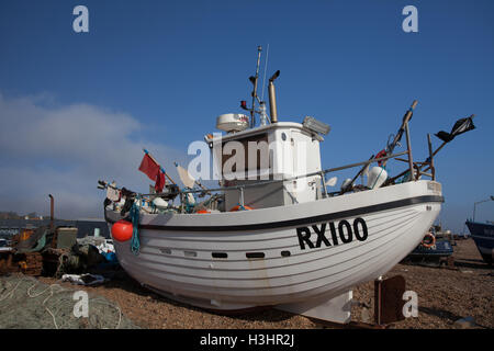 Traditionellen weißen hölzernen Fischerboot am Strand von Hastings, Sussex, UK Stockfoto