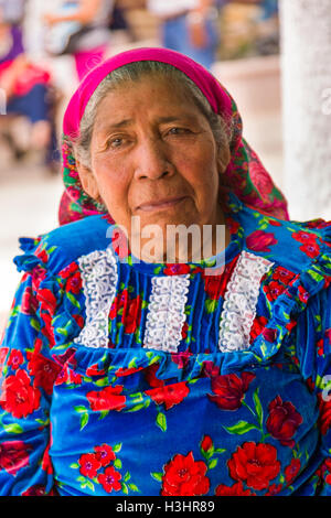 Eine ältere zapotekischen Frau auf dem Sonntagsmarkt in Tlacolula de Matamoros, Mexiko. Die regionalen Wochenmarkt zieht Tausende von Verkäufern und Käufern aus ganzen Valles Centrales de Oaxaca. Stockfoto