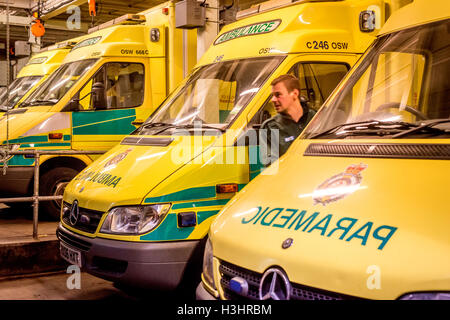 Brighton-Sanitäter im Einsatz am Freitag vor Weihnachten.   Ein Sanitäter, die Rückkehr in den Elm Grove-Rettungsstation in Bright Stockfoto