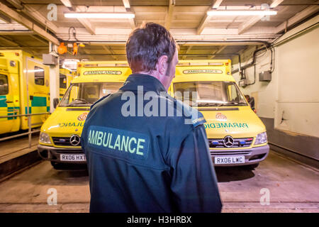 Brighton-Sanitäter im Einsatz am Freitag vor Weihnachten.   Krankenwagen Techniker Martin zweiter bei den Elm Grove-Krankenwagen-Stati Stockfoto