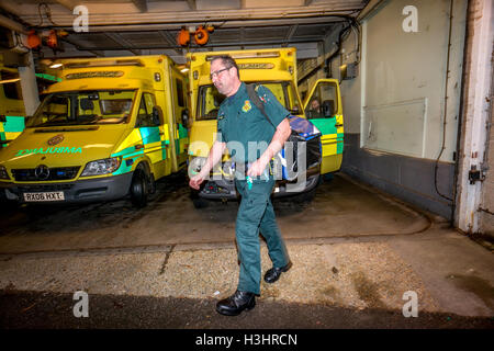 Brighton-Sanitäter im Einsatz am Freitag vor Weihnachten.   Kritischen Care Paramedic Gerry Davies Überschrift zu seiner Schicht am E Stockfoto