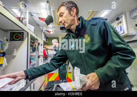 Brighton-Sanitäter im Einsatz am Freitag vor Weihnachten.   Krankenwagen-Techniker Martin zweiter Prüfung das Fahrzeuggerät Stockfoto