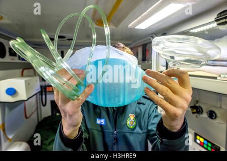 Brighton-Sanitäter im Einsatz am Freitag vor Weihnachten.   Ventil-Krankenwagen-Techniker Martin zweiter Überprüfung der on-Board-Tasche Stockfoto