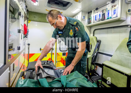 Brighton-Sanitäter im Einsatz am Freitag vor Weihnachten.   Critical Care Paramedic Gerry Davies bei Elm Grove Krankenwagen St Stockfoto