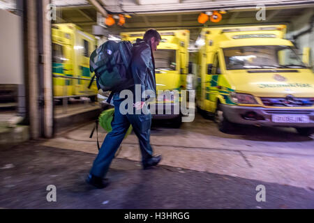 Brighton-Sanitäter im Einsatz am Freitag vor Weihnachten.   Krankenwagen Techniker Martin zweiter Stockfoto