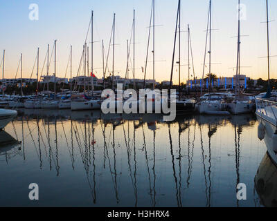 Yachten im Hafen von Cala d Or, Mallorca in der Abenddämmerung Stockfoto