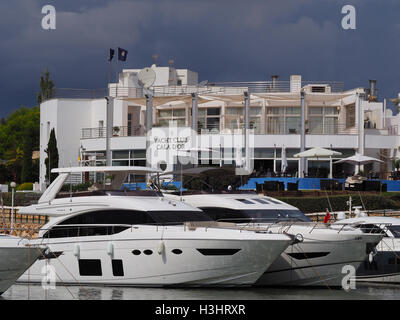 Yachten im Hafen außerhalb Cala d, oder Yacht Club, Mallorca, Spanien Stockfoto