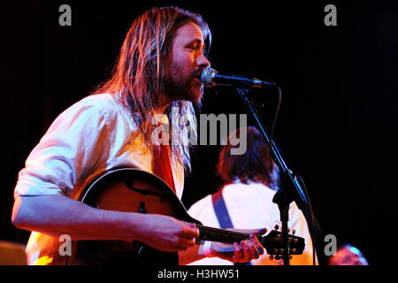 BARCELONA - JAN 17: Friska Viljor (Band) führt auf Apolo am 17. Januar 2011 in Barcelona, Spanien. Stockfoto