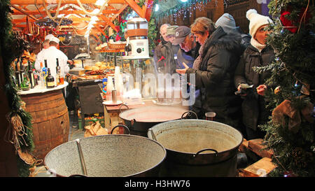 BUDAPEST, Ungarn - 31. Dezember 2012: Menschen kaufen Glühwein am Weihnachtsmarkt am Vörösmarty Platz Stockfoto
