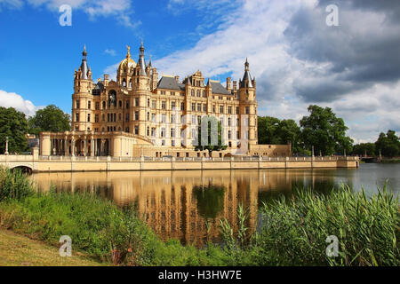 Schweriner Schloss (Schweriner Schloss) spiegelt sich in den See, Deutschland Stockfoto