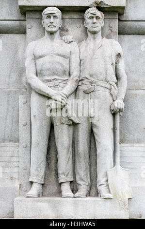 Zahlen über das Denkmal für die Engine Room Helden der Titanic.  Die sichtbare Schäden ist von Schrapnell in Weltkrieg zwei. Stockfoto