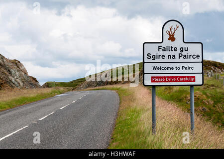 Willkommen Sie bei Pairc in Englisch und Gälisch und Bitte fahren Sie vorsichtig auf der Isle of Lewis auf den äußeren Hebriden zu unterzeichnen. Stockfoto