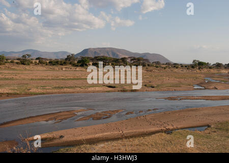 Berge, Bäume und Fluss in Ruaha Nationalpark Stockfoto