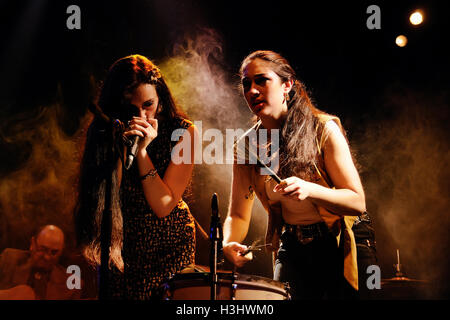 BARCELONA - 30. September: Kitty, Daisy und Lewis (Band) führt auf Apolo am 30. September 2011 in Barcelona, Spanien. Stockfoto