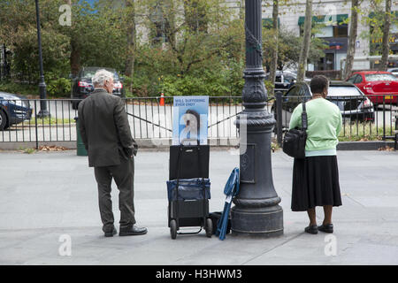 Zeugen Jehovas austeilen Literatur auf der Straße in Brooklyn, New York. Stockfoto