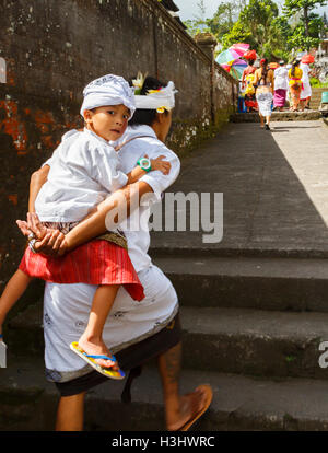 Menschen in Besakih-Tempel. Bali.  Indonesien, Asien. Stockfoto